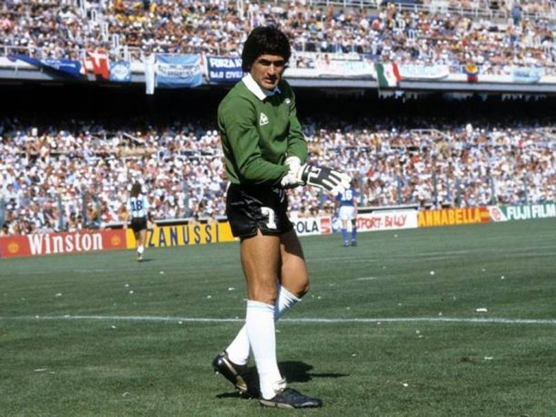 In porta ecco Ubaldo Fillol. Classe 1950, per anni fa la riserva di Hugo Gatti, ma dal 1975 al 1985 diventa insostituibile.  campione del Mondo nel Mondiale di casa nel 1978. Per lui, 58 presenze e 47 gol subiti